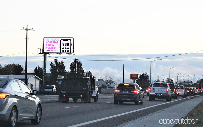 V!brant digital billboard with passing cars